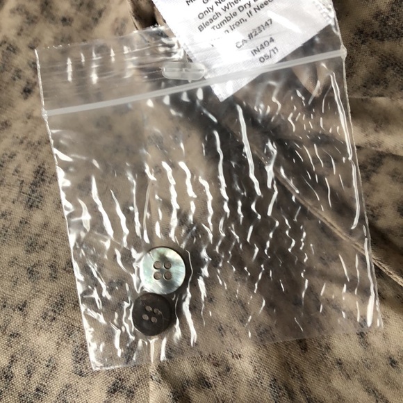 Talbots Ladies Animal print button down shirt Size 16 petite - Picture 8 of 8